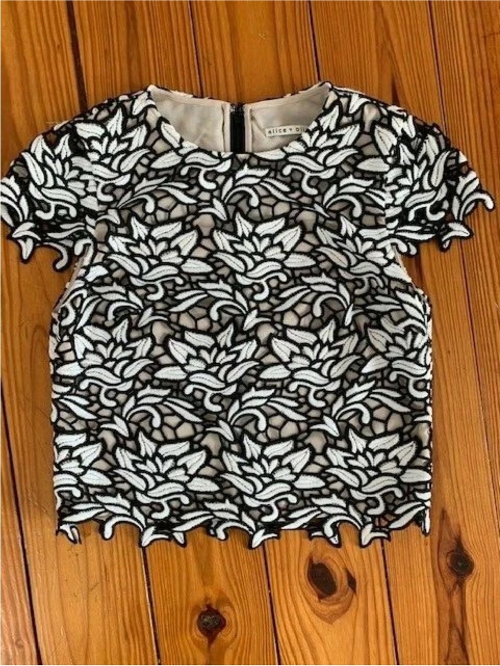 Alice + Olivia: Black & White Lace Overlay Short Sleeve Top Small